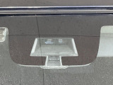 【誤発進抑制機能】駐車場でアクセルとブレーキを間違えてしまった際、ブレーキでサポート。うっかり事故の予防に役立ちます!