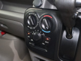 マニュアルエアコンのお車です!直感的な操作で車内の温度を調節することができます!