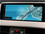 【iDrive】純正HDDナビ“iDrive”を装備しています。こちらの機能で、オーディオの設定や本体説明書、車両状態チェックなどを行えます。また、ナビのアップデートも承りますので、担当スタッフへお申し付け下さい。