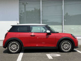 オリジナルサービスもついたMINI自動車保険も取り扱っております。MINI自動車保険にご加入いただくと、万一のトラブルを24時間365日サポートするエマージェンシー・サービスの〈プレミアム〉をご利用いただけます。