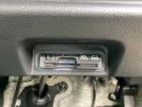 ハンドルの真下にETCがついています。高速道路の料金所の通過も楽々です。 カードの取り出しもしやすい場所についています。