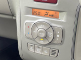 【オートエアコン】一度お好みの温度に設定すれば、車内の温度を検知し風量や温度を自動で調整。暑い…寒い…と何度もスイッチ操作をする必要はありません。快適な車内空間には必須の機能ですね♪