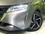 【LEDヘッドライト】悪天候や夜間走行時も良好な視界を確保し安心して運転できる高輝度LEDヘッドライトを装備!点灯速度が早く、消費電力も抑えられています。