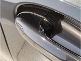 【デザインとの融合】BMWデザイナーが創り出したボディデザインを損なう事のない様に配置とデザインに拘っています。ドアノブについてもBMWの拘りに妥協はありません。