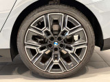 BMWの純正アロイホイールは軽量かつ強度にも優れているホイールで走行性能を引き上げる設計になっております。足元にもBMWは妥協がなくこだわっている個所になります。