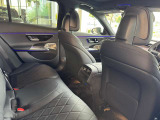 メルセデスのシートは少し硬めになっております。長時間の運転の際、適度な反発があることでお尻や腰の負担を減らす効果が御座います。