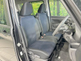運転席まわりには十分なスペースがあり、大柄な方でもゆったり運転していただける環境です。