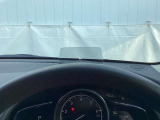 運転視界の遠方上方に虚像を投影することで前を見ながら情報の視認ができます。本当にドライバーが必要な情報を適切に伝え、楽しんで頂くことを考えた新世代装備です。※虚像は1.5m前方に浮かぶイメージです。