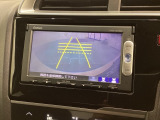 リバースギアに入れるだけで後方の表示へ切り替わります。夜間や雨の日の駐車も楽になりますよ。