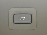 【パワーバックドア】スマートキーや運転席のボタンを押すだけでリアゲートが自動で開閉します!荷物を持っている時や、高い位置にあるバックドアを閉める際に便利な機能です♪