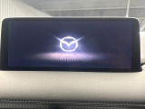 【10.25インチマツダコネクト】車内の雰囲気にマッチした大型ディスプレイ。スマホ接続でのナビ使用やBluetooth再生等、様々な機能が楽しめます。直感的なダイヤル操作が可能で、使い勝手も良好です。