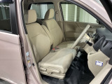 乗降がしやすい運転席。高さが調節できて小柄な方でもベストポジションをとることができます。