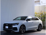 ●一目でAudiとわかる特徴的なシングルフレームグリル・LEDライト。精悍なフロントマスクからAudiのスマートで上品なブランドを連想させてくれます。女性にも大変ご好評いただいております。