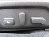 運転する時はドライビングポジションが気になりますよね。パワーシートで座席位置の微調整もしっかりできます。高級感がある装備としても人気があります。