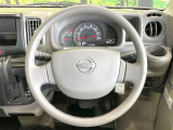 インテリアに合わせたデザインのステアリングは、運転される方のことも考え、運転しやすい形状、大きさです。是非一度、実際に触ってお確かめください。