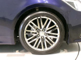 純正のアルミホイール装着車です。タイヤサイズは225/45R18です。