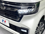 【LEDヘッドライト】悪天候や夜間走行時も良好な視界を確保し安心して運転できる高輝度LEDヘッドライトを装備!点灯速度が早く、消費電力も抑えられています。