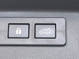 【パワーバックドア】スマートキーや運転席のボタンを押すだけでリアゲートが自動で開閉します!荷物を持っている時や、高い位置にあるバックドアを閉める際に便利な機能です♪