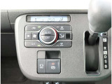 オートエアコンを装備しておりますので、四季を通じて車内を快適な温度に保つことが出来ます!高級感が有りますね!