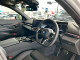 BMWを熟知したメカニックによる、100項目の納車前点検。ドイツ本国と同様の教育・訓練を受けたメカニックが、100項目にも上るポイントを徹底的に点検、整備した後にお客様にお引渡しいたします。