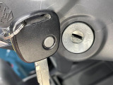 【キーレス】少し離れた場所からでもボタン一つでドアの開錠・施錠ができるのでとっても便利!ドアの鍵穴周りに傷をつけることもありません♪