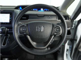 【Honda SENSING】 カメラ等装置で精度の高い検知能力を発揮、安全運転を支援します。ステアリング上のコントローラーに注目!