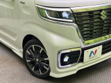 【LEDヘッドライト】悪天候や夜間走行時も良好な視界を確保し安心して運転できる高輝度LEDヘッドライトを装備!点灯速度が早く、消費電力も抑えられています。