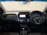 操作性に優れた運転席となります!小物入れや各ボタンの配置にこだわり、使いやすいです!座り心地もよく視認性も良好なのでロングドライブもお任せ下さい!