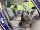 運転席まわりには十分なスペースがあり、大柄な方でもゆったり運転していただける環境です。