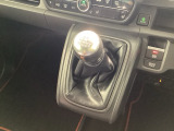 インパネシフトを採用しているので、前席の足元も広々としています。運転席と助手席の行き来もスムーズです!