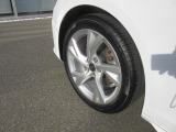 全車両に標準装備の純正アルミホイールは、純正ならではのバランスの良いデザインと、走行安定性をお楽しみ頂けます。