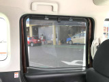 リアスライドドアにはサンシェードが装備! 直射日光防止や外からのプライバシーを保護できます♪