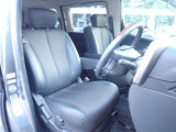 視界の広い高めの着座位置で運転のしやすくなっております♪ゆったり設計のシートで長時間ドライブも快適です♪