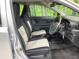 運転席まわりには十分なスペースがあり、大柄な方でもゆったり運転していただける環境です。