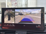 ●サラウンドビューカメラ『車両の4つのカメラから得た映像を合成し、上空から眺めているような映像をモニターに映し出します。車両周辺の歩行者や障害物などの発見に役立ちます。』