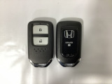 スマートキーを装備しています。鍵を差し込むことなくドアロックの開け閉めと、スタートボタン操作でのエンジンスタートができます。スペアキーも同じものを用意しております。