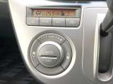 【オートエアコン】一度お好みの温度に設定すれば、車内の温度を検知し風量や温度を自動で調整。暑い…寒い…と何度もスイッチ操作をする必要はありません。快適な車内空間には必須の機能ですね♪