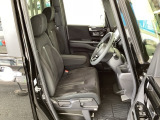 フロント広々、ベンチシートの運転席は、ハイトアジャスターが付いているので、快適にドライブができます。ハンドルはチルトステアリングで、ハンドル位置を上下に調節できます。