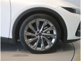 純正のアルミホイール装着車です。タイヤサイズは225/45R21です。