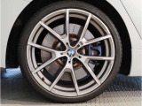 BMWの純正アロイホイールは軽量かつ強度にも優れているホイールで走行性能を引き上げる設計になっております。足元にもBMWは妥協がなくこだわっている個所になります。