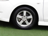 純正15インチアルミ付きです。上質かつお手入れのしやすいデザイン