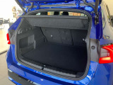 【トランクルーム】全面をファブリック処理し荷物に傷がつくのを防ぎます。ラゲージルーム照明を装着。背もたれをほぼ水平まで倒すことが出来ますので、大きな荷物の収納にも便利です。