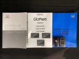 スマートキーは鍵をバッグに入れたままでもドアロックの開閉やエンジンのON・OFFができます。夜間や雨の日も鍵を探さなくて良いので便利です。