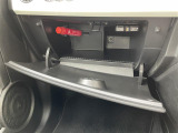 マットブラックにホワイトのLIBERALAのロゴの建物と看板が目印です。