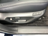 運転席では2名分のシートポジションを記憶できるので、使用者がお二人のケースでもボタン一つでご自身のシートポジションに戻ります。これが意外と使い勝手が良いんです。