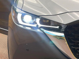 【LEDヘッドライト】悪天候や夜間走行時も良好な視界を確保し安心して運転できる高輝度LEDヘッドライトを装備!点灯速度が早く、消費電力も抑えられています。
