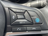 プロパイロットスイッチをONにして走行スピードを設定するだけで、ステアリングを自動制御で車線中央走行をキープ。車間距離をキープ。急な割り込みにもブレーキ操作なしでスピードをコントロール。