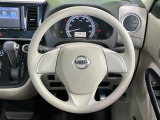 インテリアに合わせたデザインのステアリングは、運転される方のことも考え、運転しやすい形状、大きさです。是非一度、実際に触ってお確かめください。