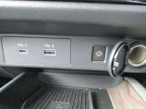 モバイル機器を充電するのに便利なUSB電源ソケット。