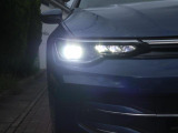 日中の自然光に近いLEDの光がより明るく夜道を照らし、ドライバーの疲労を減らします。